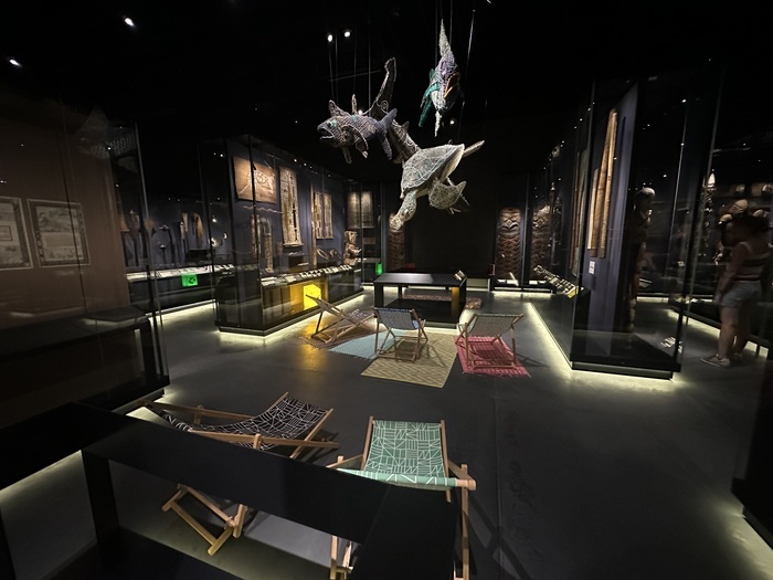 chaises longues dans la salle d'exposition permanente du MEG