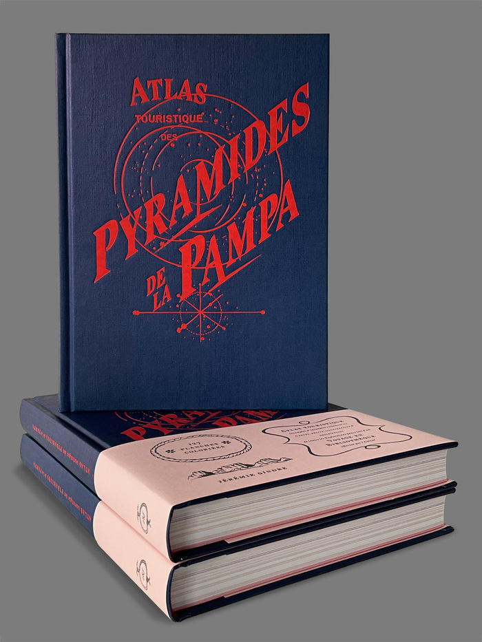 Photographie de trois exemplaires du livre "Pyramides de la Pampa"