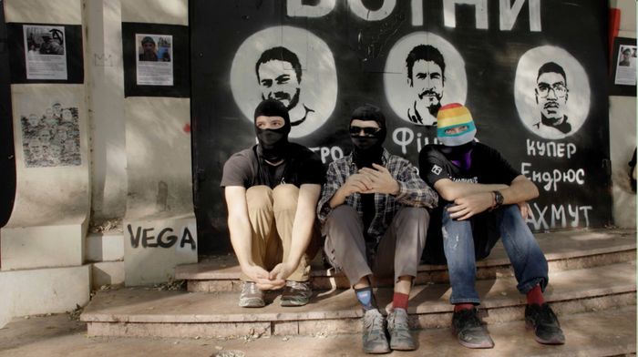 Trois ukrainien·ne·s parlant de la guerre