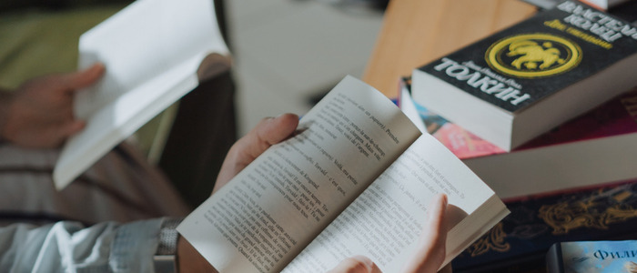 une personne qui lit un livre