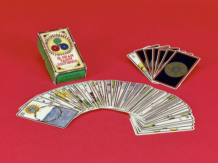 Photos de El Gran Tarot esotérico (Le Grand Tarot ésotérique)
Jeu édité par l’imprimeur espagnol Heraclio Fournier en 1976.
Ce jeu de cartes a été donné par l’artiste Émile Chambon en 1981.
MEG Inv. ETHEU 057673