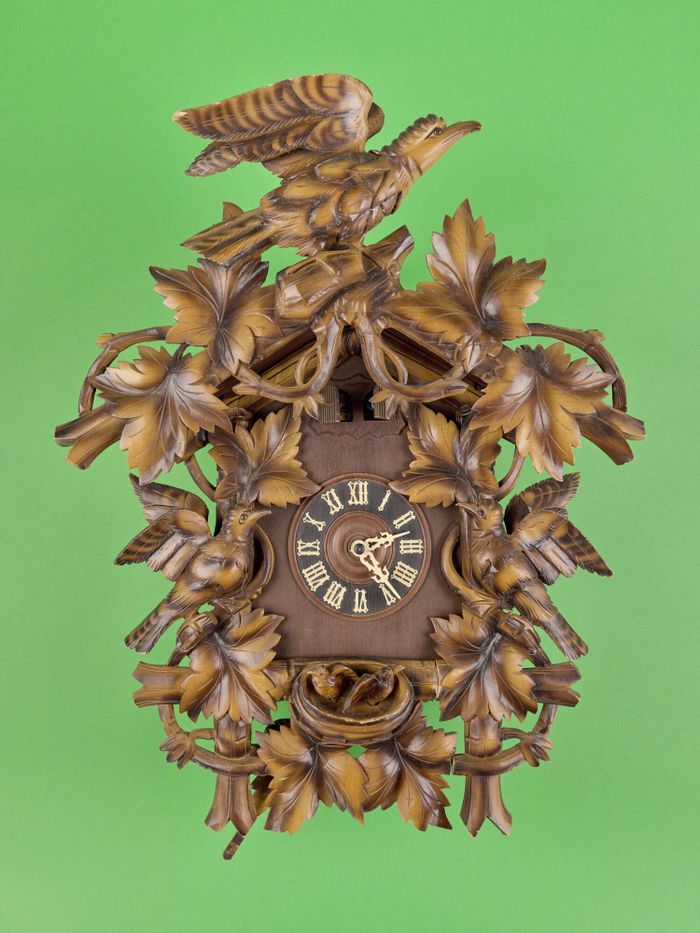 Photo d'une pendule à coucou
fabriquée par une personne inconnue du MEG
en Suisse au début du 20 e siècle.
Cette pendule en bois et en métal a été donnée
par Renée Gremaud en 2003.
MEG Inv. ETHEU 111359