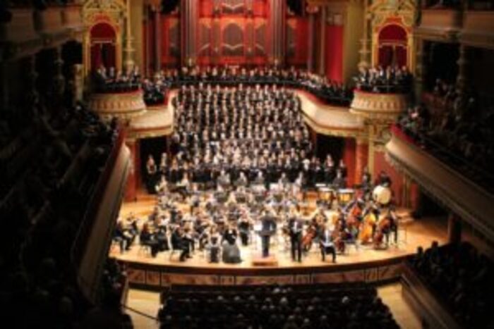 Orchestre et chœur sur la scène du Victoria Hall