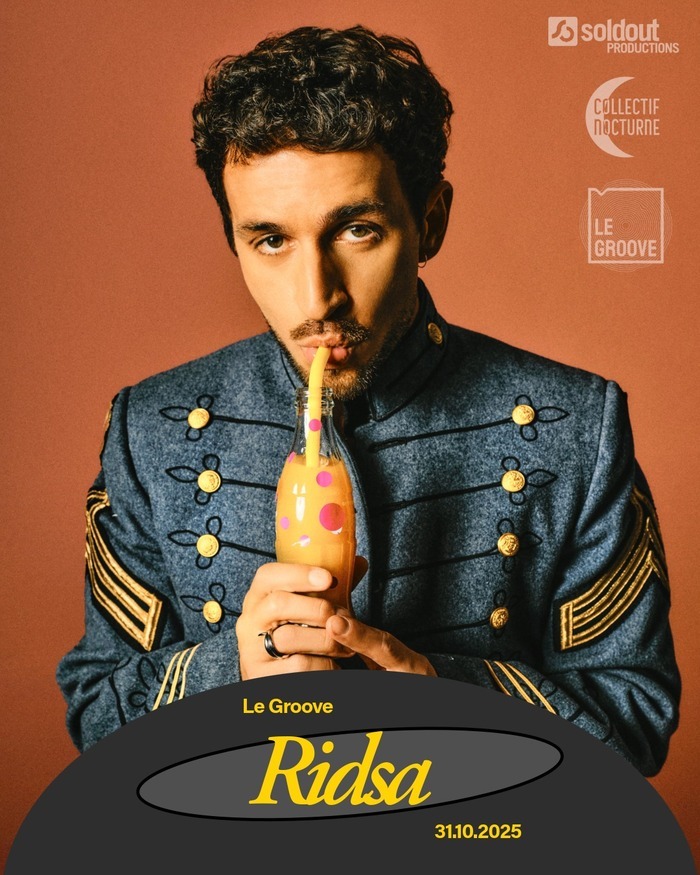 Affiche du concert de Ridsa. Le chanteur est photographié de face sur fond orangé, portant une veste bleu militaire ornée de boutons dorés. Il boit à la paille dans une bouteille colorée. En bas, texte « Le Groove – Ridsa – 31.10.2025 ». Logos Soldout Productions, Collectif Nocturne et Le Groove en haut à droite.