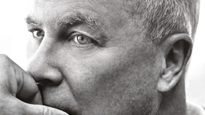 Un gros plan d'un homme, Robert Wilson, photo en noir et blanc.