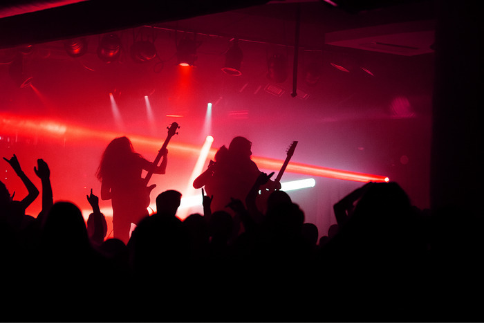 Photo en noir et blanc d'un guitariste de métal