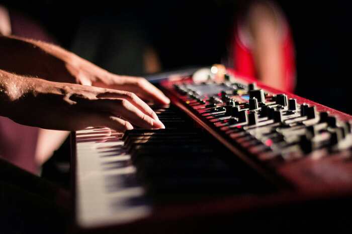 Puk Khantho Mains sur un clavier