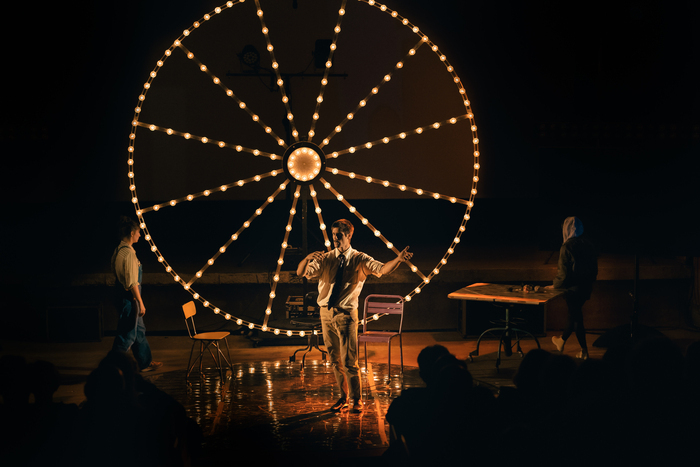 Une grande roue lumineuse