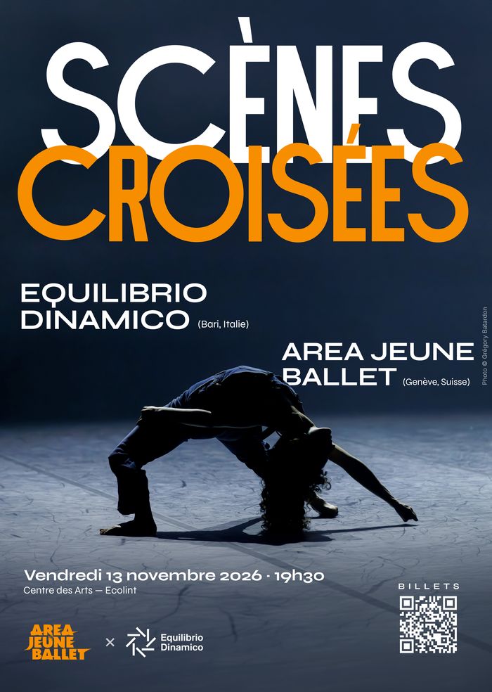 Affiche du spectacle de danse contemporaine « Scènes Croisées ». Sur un fond bleu sombre, une danseuse exécute une figure acrobatique, le dos arqué et une main au sol, sous un éclairage scénique. Le titre apparaît en grandes lettres blanches et orange. Le spectacle réunit l’Area Jeune Ballet (Genève) et Equilibrio Dinamico (Italie), le vendredi 13 novembre 2026 à 19h30, au Centre des Arts – Ecolint. Un QR code permet d’accéder à la billetterie.
