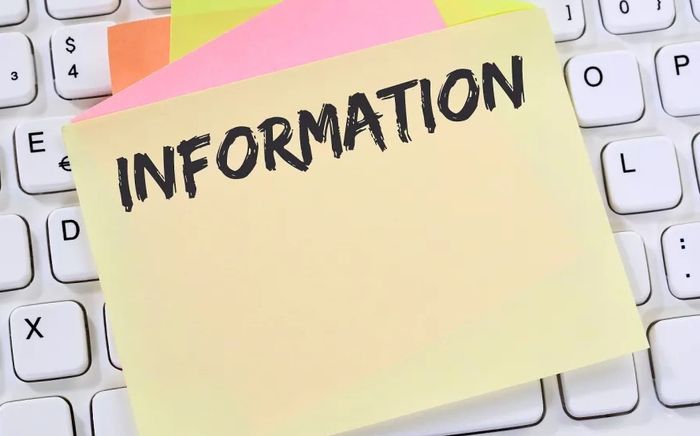 Post-it coloré jaune avec "information" écrit dessus, posé sur un clavier d'ordinateur