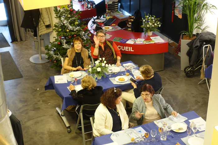 Photo de personnes assises à table pour le repas de Noël à Cité Seniors