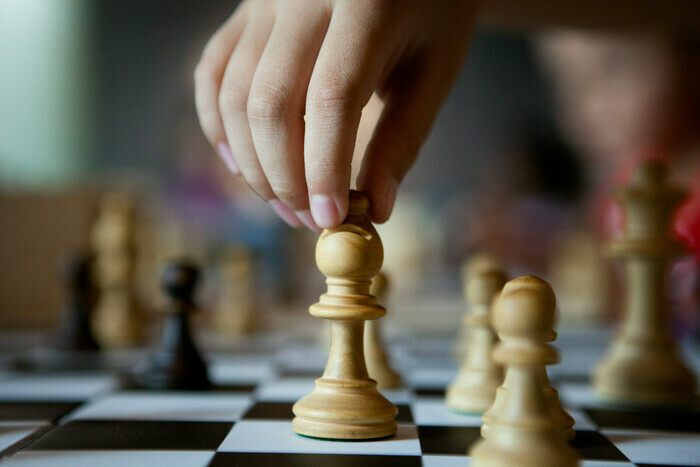 DR Image d'une main qui attrape une pièce d'échecs