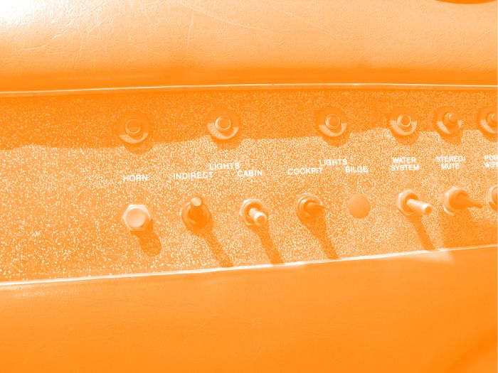 Des boutons à l'ancienne avec des lèves pour allumer ou eteindre. La photo a un filtre de couleur.