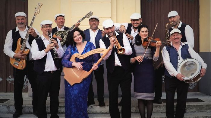 Les 8 musiciens et 2 musiciennes du groupe posent avec leurs instruments