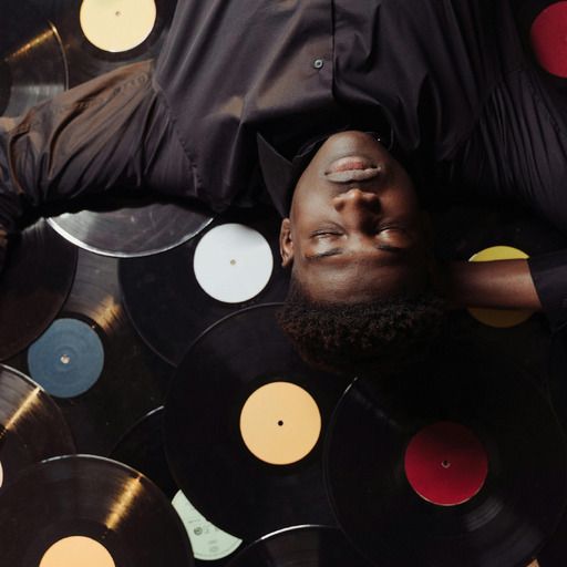 Un homme dort sur des vinyles
