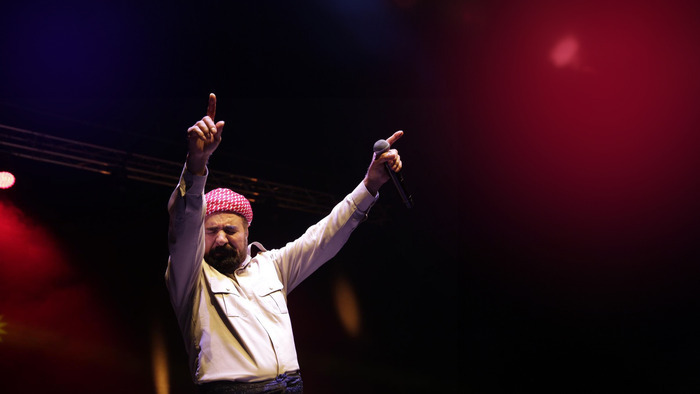 @Kulturstiftung L'artiste sur scène avec les deux bras en l'air