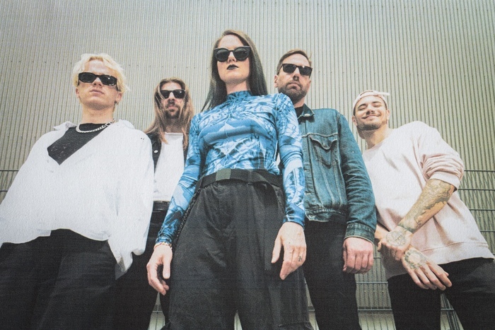 Groupe devant un mur