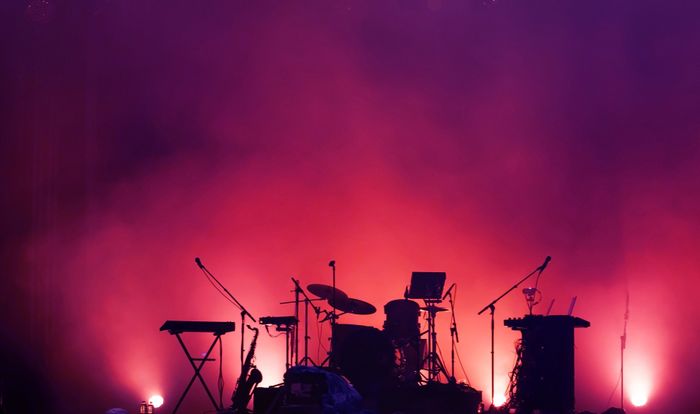Scène vide avec des instruments, lumières rouges et roses
