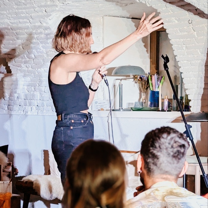 Des personnes qui participe à un atelier d'écriture