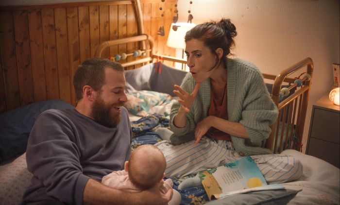 Un couple avec leur bébé