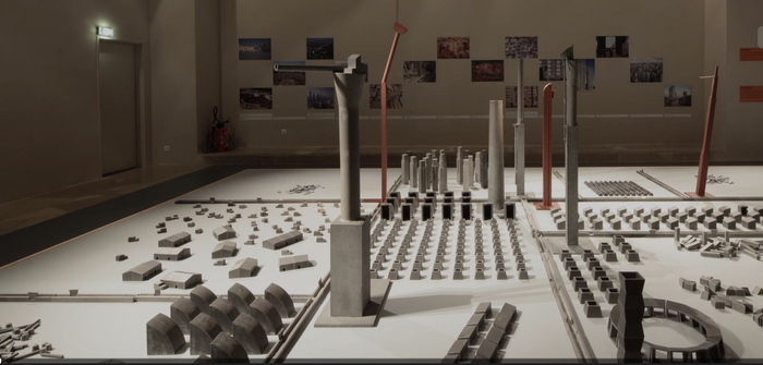 Cette photographie montre l'oeuvre-jeu "Sous la lune II" de Miquel Navarro. Il s'agit d'un ensemble de pièces métalliques utilisées pour construire une ville imaginaire.