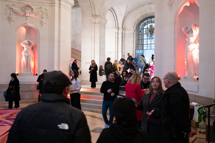 Public dans le hall du MAH