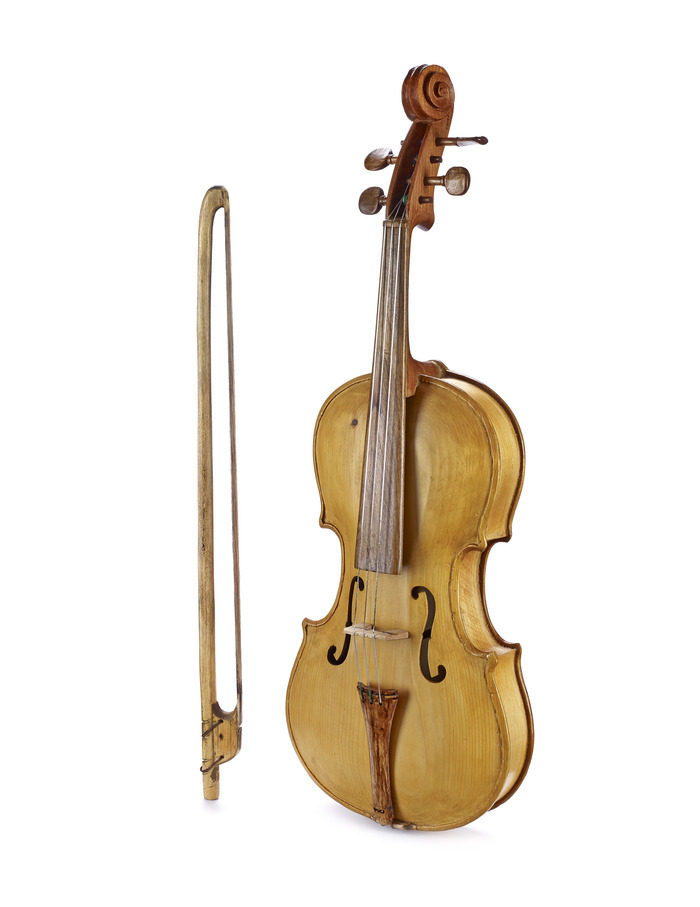 © MEG, Johnathan Watts Contra (ou bratch), vièle (alto) à trois cordes, Roumanie, Maramures, Satu-Mare, Stăna