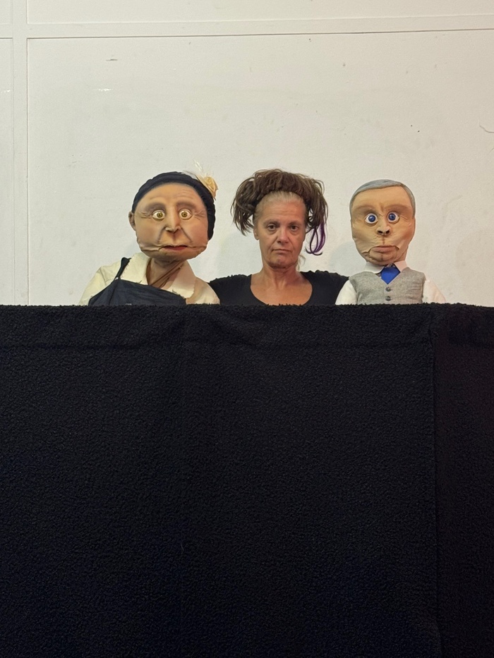 Cie Mine de rien Joane Reymond et deux marionnettes