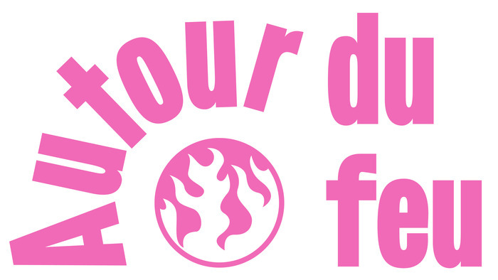 Maurane Zaugg Écrit en rose "Autour du feu". Le mot autour est enroulé autour d'un cercle avec du feu dedans.