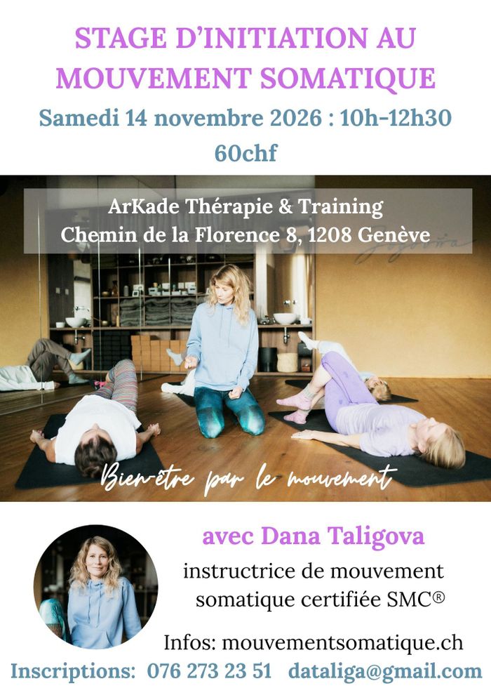 Des personnes allongées au sol, guidées par l'instructrice de mouvement somatique, sont en train de faire des mouvements doux pour détendre leurs muscles et esprits.