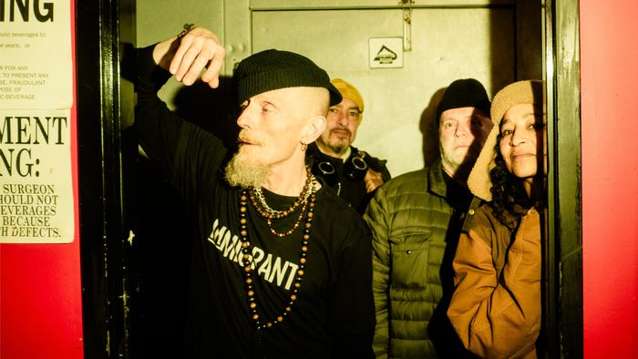 Photos des membres du groupe dans un ascenseur