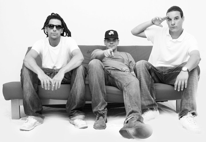 Une image en noir et blanc du groupe assit sur un canapé