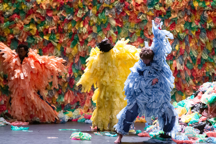 Les costumes de la Parade de la solidarité sont repris de la pièce «Mer plastique», créée au Théâtre du Grütli par Tidiani N'Diaye.
