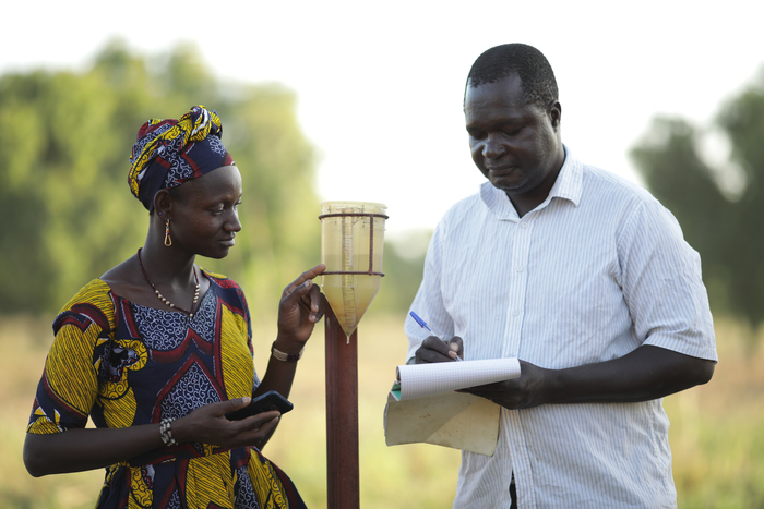 Collecte de données météorologiques au Mali dans le cadre du projet «Façonnons notre avenir face au changement climatique» soutenu par le groupe genevois d'Helvetas.