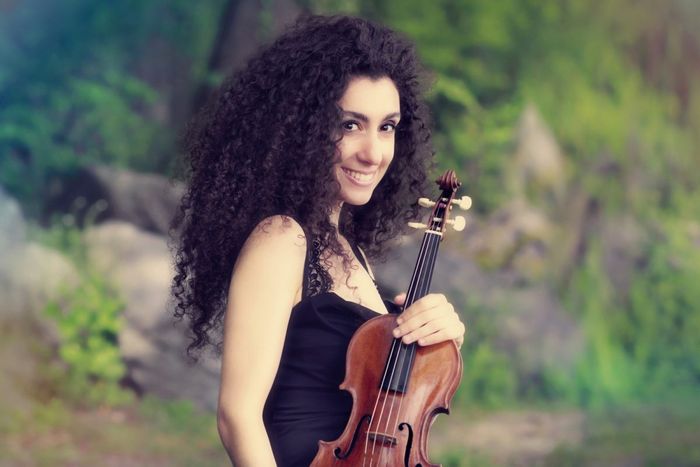 Portrait de la violoniste Chouchane Siranossian avec son violon.