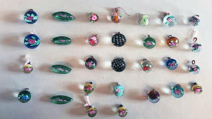 Une sélection de boutons en verre très colorés et sphériques pour la plupart