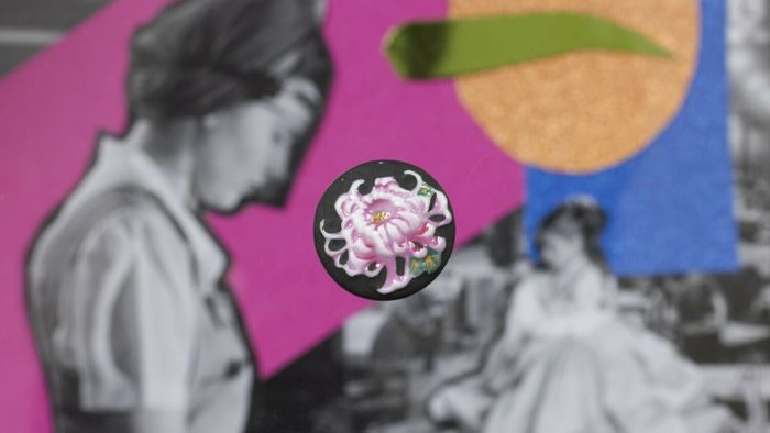 Image d'un bouton pris sur un fond réalisé en collage (des figures féminines en noir et blanc assemblées à des formes géométriques de couleurs vives)