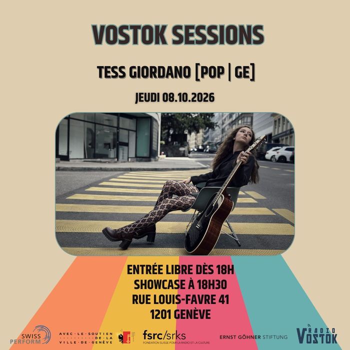L'artiste est assise sur une chaise,  la tête penchée vers l'arrière et elle tient la guitare avec une main.