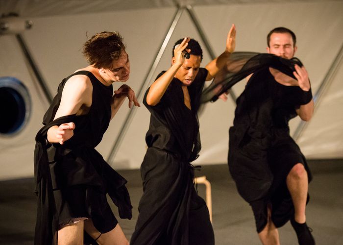 3 performeurs de Trajal Harrell/Zürich Dance Ensemble, Judson Church Is Ringing in Harlem (Made-to-Measure)/Twenty Looks or Paris Is Burning at The Judson Church (M2M)