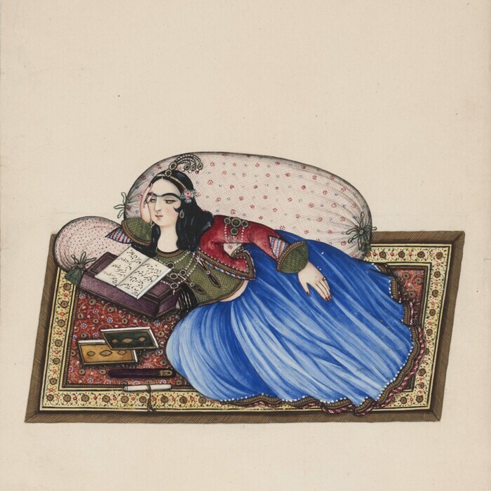 Femme lisant allongée sur un tapis persan