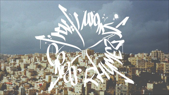 Le texte CROSS RHYMEZ est inscrit sur une image, sur laquelle on peut voir une ville et un ciel orageux menaçant.