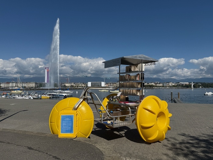©MAH La bibliomobile devant le Jet d'eau