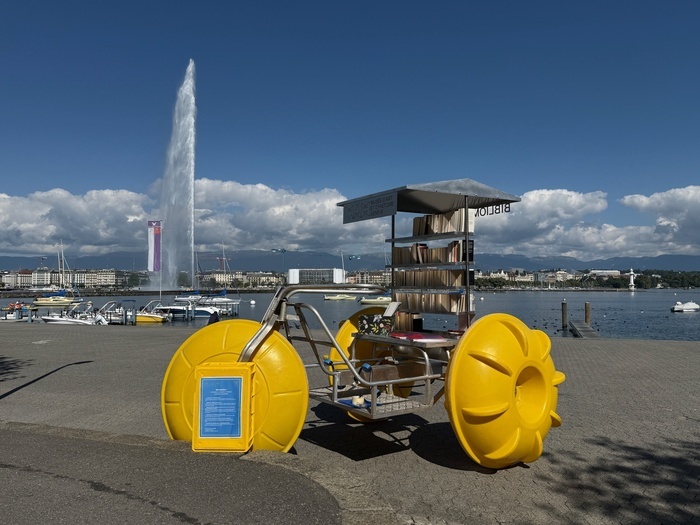 ©MAH La bibliomobile devant le Jet d'eau