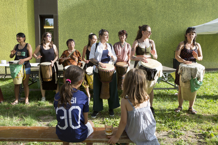 C. Da Silva Habitantes et habitants réunis en plein air