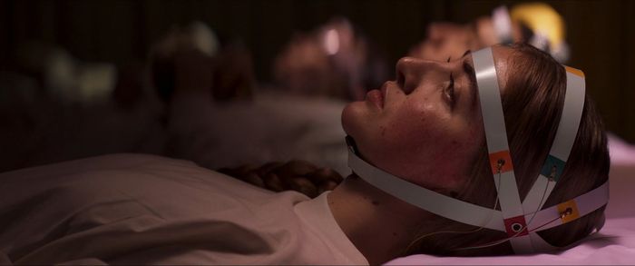 une jeune fille avec des électrodes sur la tête