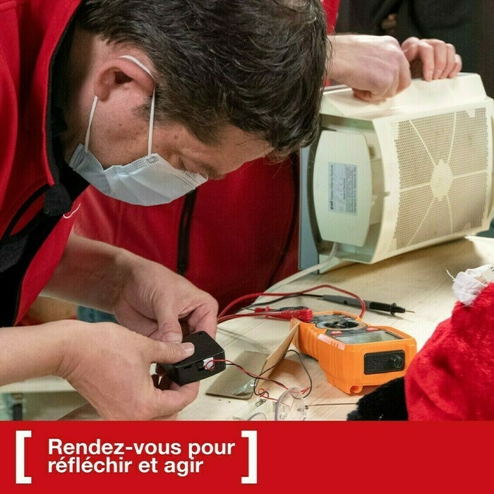 Crédit MEG J. Watts Un homme répare un ventilateur sur un établi.