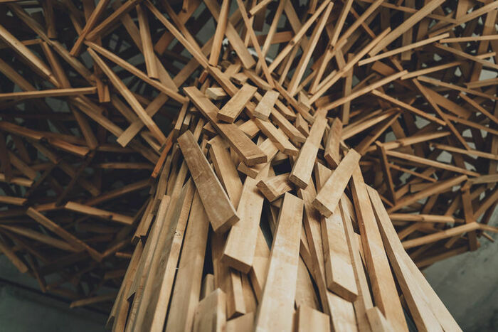 Une photo en couleur qui représente une construction en forme d'arbre, réalisée avec des pièces en bois