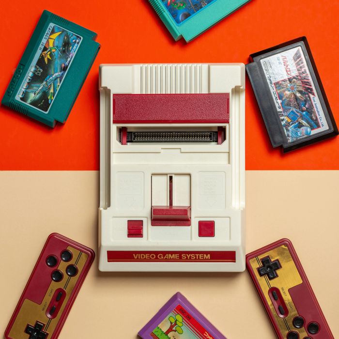 Une NES et des cartouches de jeux vidéo