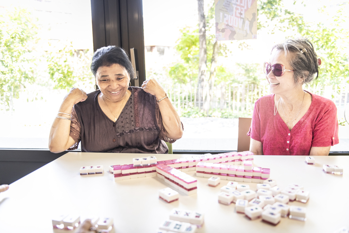 Personnes souriantes à table autour d'un jeu