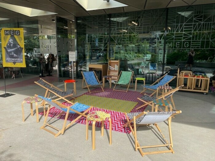 chaises longues devant le MEG